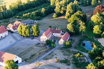 Image drone de Klintholm Mon (DK), Dieux de Klintholm à Borre dans le département Sjaelland, Danemark
