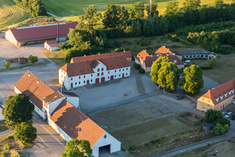 Klintholm Mon (DK), Dieux de Klintholm à Borre dans le département Sjaelland, Danemark du point de vue du drone
