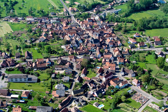 Vue aérienne de Vue sur le village à Dossenheim-sur-Zinsel dans le département Bas Rhin, France