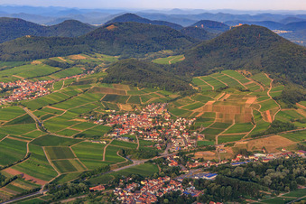 Vue aérienne de Vue de la ville depuis le nord-est à Birkweiler dans le département Rhénanie-Palatinat, Allemagne