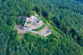 Ruines du château de Rietburg à Rhodt unter Rietburg dans le département Rhénanie-Palatinat, Allemagne vue d'en haut