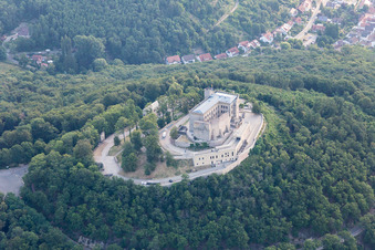 Oberhambach, Château de Hambach à le quartier Diedesfeld in Neustadt an der Weinstraße dans le département Rhénanie-Palatinat, Allemagne du point de vue du drone
