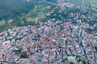 Enregistrement par drone de Neustadt an der Weinstraße dans le département Rhénanie-Palatinat, Allemagne