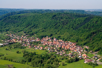 Vue aérienne de Champs agricoles et terres agricoles à Ernolsheim-lès-Saverne dans le département Bas Rhin, France