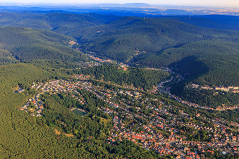 Vue aérienne de Vue de la ville depuis le sud à le quartier Seebach in Bad Dürkheim dans le département Rhénanie-Palatinat, Allemagne