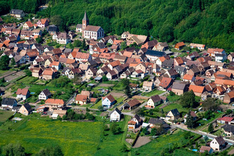 Vue aérienne de Champs agricoles et terres agricoles à Ernolsheim-lès-Saverne dans le département Bas Rhin, France