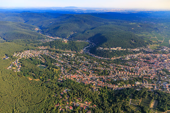 Vue aérienne de Vue de la ville depuis le sud à le quartier Seebach in Bad Dürkheim dans le département Rhénanie-Palatinat, Allemagne