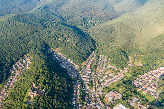 Vue aérienne de Eberstalbach à le quartier Hausen in Bad Dürkheim dans le département Rhénanie-Palatinat, Allemagne