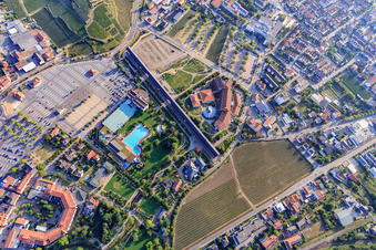 Vue aérienne de Gradierbau Saline sur la Wurstmarktplatz à le quartier Pfeffingen in Bad Dürkheim dans le département Rhénanie-Palatinat, Allemagne