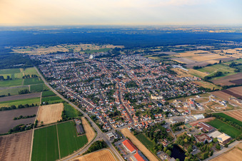 Vue aérienne de Eisenbahnstr à le quartier Iggelheim in Böhl-Iggelheim dans le département Rhénanie-Palatinat, Allemagne