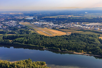 Vue aérienne de Piste de l'aéroport FSL Speyer/Ludwigshafen à Speyer dans le département Rhénanie-Palatinat, Allemagne