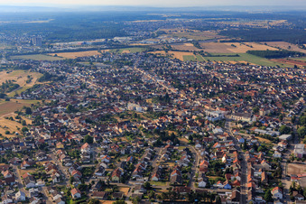 Vue aérienne de Vue de la ville depuis l'ouest à le quartier Oberhausen in Oberhausen-Rheinhausen dans le département Bade-Wurtemberg, Allemagne