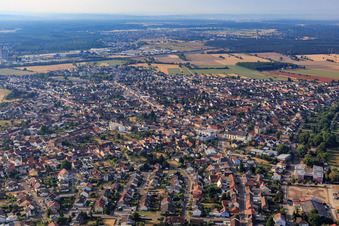 Vue aérienne de Vue de la ville depuis l'ouest à le quartier Oberhausen in Oberhausen-Rheinhausen dans le département Bade-Wurtemberg, Allemagne