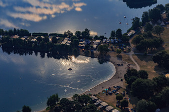 Vue aérienne de Loisirs - Camping Erlichsee sur un promontoire du lac de carrière à le quartier Oberhausen in Oberhausen-Rheinhausen dans le département Bade-Wurtemberg, Allemagne