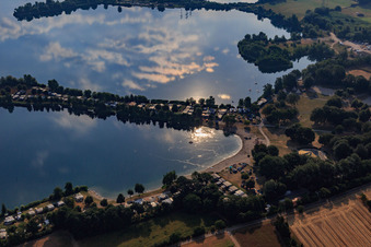 Vue aérienne de Loisirs - Camping Erlichsee sur un promontoire du lac de carrière à le quartier Oberhausen in Oberhausen-Rheinhausen dans le département Bade-Wurtemberg, Allemagne