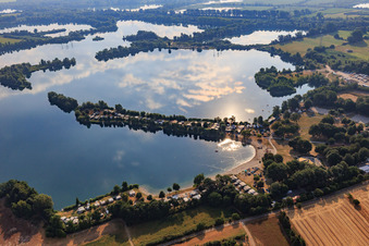 Photographie aérienne de Loisirs - Camping Erlichsee sur un promontoire du lac de carrière à le quartier Oberhausen in Oberhausen-Rheinhausen dans le département Bade-Wurtemberg, Allemagne