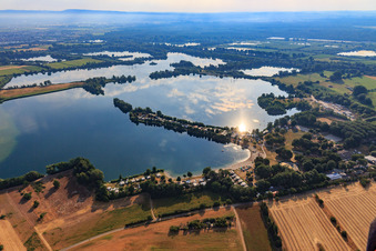 Vue oblique de Loisirs - Camping Erlichsee sur un promontoire du lac de carrière à le quartier Oberhausen in Oberhausen-Rheinhausen dans le département Bade-Wurtemberg, Allemagne