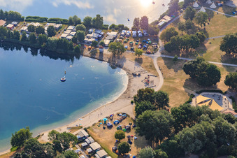 Loisirs - Camping Erlichsee sur un promontoire du lac de carrière à le quartier Oberhausen in Oberhausen-Rheinhausen dans le département Bade-Wurtemberg, Allemagne d'en haut