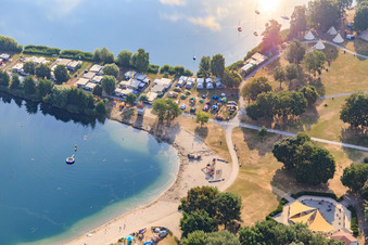 Loisirs - Camping Erlichsee sur un promontoire du lac de carrière à le quartier Oberhausen in Oberhausen-Rheinhausen dans le département Bade-Wurtemberg, Allemagne hors des airs