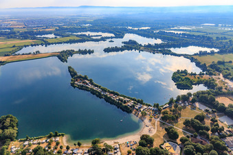 Loisirs - Camping Erlichsee sur un promontoire du lac de carrière à le quartier Oberhausen in Oberhausen-Rheinhausen dans le département Bade-Wurtemberg, Allemagne vue d'en haut