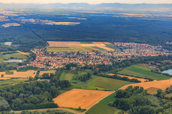 Vue aérienne de Vue de la ville depuis l'est à le quartier Sondernheim in Germersheim dans le département Rhénanie-Palatinat, Allemagne