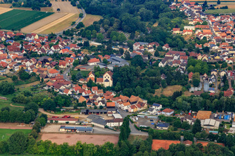Vue aérienne de Kirchstraße et St. Georg à Hördt dans le département Rhénanie-Palatinat, Allemagne