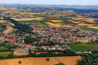 Vue oblique de Vue du village depuis l'est à Hördt dans le département Rhénanie-Palatinat, Allemagne