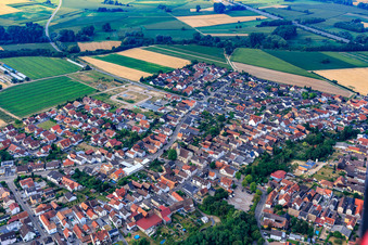 Vue aérienne de Route principale venant du nord à Kuhardt dans le département Rhénanie-Palatinat, Allemagne