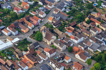 Vue aérienne de Église Sainte-Anne au centre-ville à Kuhardt dans le département Rhénanie-Palatinat, Allemagne