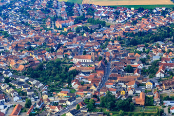 Vue aérienne de Route principale venant du nord à Rheinzabern dans le département Rhénanie-Palatinat, Allemagne