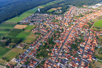 Vue aérienne de Vue d'ensemble de la ville depuis l'est à Hatzenbühl dans le département Rhénanie-Palatinat, Allemagne