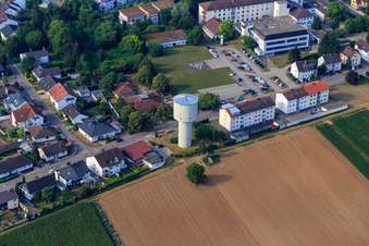 Au château d'eau à Kandel dans le département Rhénanie-Palatinat, Allemagne depuis l'avion