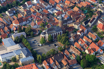 Vue aérienne de Église Saint-Georges - Paroisse protestante Kandel sur la place du Marché à Kandel dans le département Rhénanie-Palatinat, Allemagne