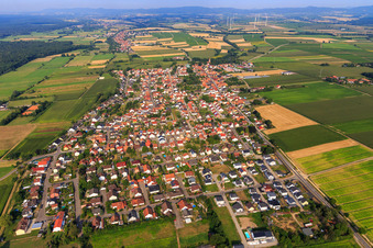 Vue du village depuis l'est à Minfeld dans le département Rhénanie-Palatinat, Allemagne vue d'en haut