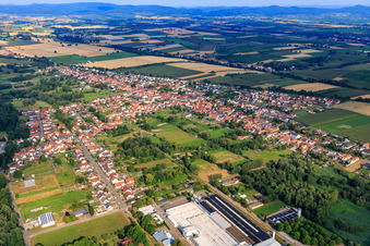 Vue aérienne de Vue de la ville depuis l'est à le quartier Schaidt in Wörth am Rhein dans le département Rhénanie-Palatinat, Allemagne