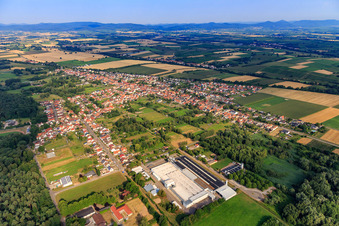 Vue aérienne de Vue de la ville depuis l'est à le quartier Schaidt in Wörth am Rhein dans le département Rhénanie-Palatinat, Allemagne