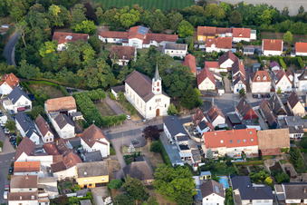 Vue aérienne de Église Pancrace à le quartier Berghausen in Römerberg dans le département Rhénanie-Palatinat, Allemagne
