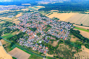 Vue aérienne de Vue de la ville depuis le nord-ouest à le quartier Staffort in Stutensee dans le département Bade-Wurtemberg, Allemagne