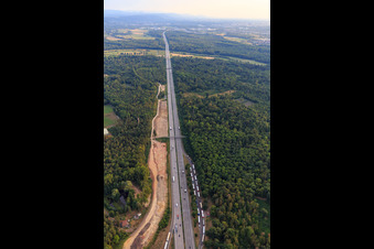 Vue aérienne de Parking de l'autoroute Kreuzlach Ouest sur l'A5 à Weingarten dans le département Bade-Wurtemberg, Allemagne