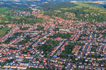 Vue aérienne de Vue d'ensemble de la ville depuis l'ouest à Weingarten dans le département Bade-Wurtemberg, Allemagne