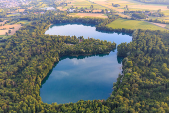 Vue aérienne de Lac de carrière Grötzingen à le quartier Grötzingen in Karlsruhe dans le département Bade-Wurtemberg, Allemagne