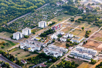 Vue aérienne de Bâtiments de recherche et complexes de bureaux dans le Centre de haute technologie Karlsruhe à le quartier Rintheim in Karlsruhe dans le département Bade-Wurtemberg, Allemagne
