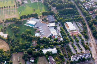Vue aérienne de Pelouse ensoleillée et piscine à la piscine intérieure et extérieure du Fächerbad Karlsruhe à le quartier Hagsfeld in Karlsruhe dans le département Bade-Wurtemberg, Allemagne