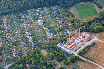 Vue aérienne de Association de jardins familiaux Kohlplattenschlag eV et chantier de construction de l'école primaire Freie element-i dans le centre éducatif Karlsruhe à le quartier Rintheim in Karlsruhe dans le département Bade-Wurtemberg, Allemagne