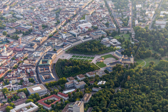 Vue aérienne de Parc du château du château Karlsruhe à le quartier Innenstadt-West in Karlsruhe dans le département Bade-Wurtemberg, Allemagne