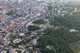 Vue aérienne de Château et Cercle à le quartier Innenstadt-Ost in Karlsruhe dans le département Bade-Wurtemberg, Allemagne