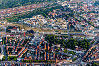 Vue aérienne de Parc municipal sur la Kriegsstraße à le quartier Südstadt in Karlsruhe dans le département Bade-Wurtemberg, Allemagne