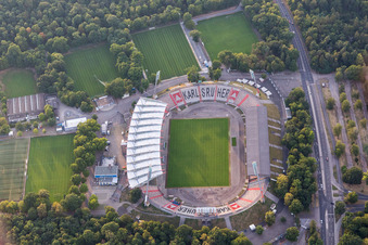 Vue aérienne de Stade de football Wildparkstadion du club KSC à le quartier Innenstadt-Ost in Karlsruhe dans le département Bade-Wurtemberg, Allemagne