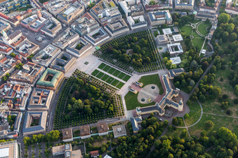 Vue aérienne de Parc du château du château Karlsruhe au Zirkel à le quartier Innenstadt-West in Karlsruhe dans le département Bade-Wurtemberg, Allemagne