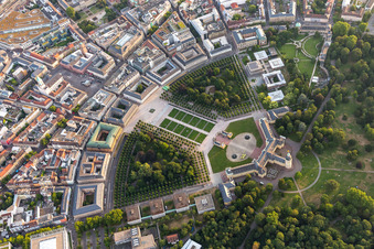 Vue aérienne de Château de Karlsruhe, centre du cercle à le quartier Innenstadt-West in Karlsruhe dans le département Bade-Wurtemberg, Allemagne